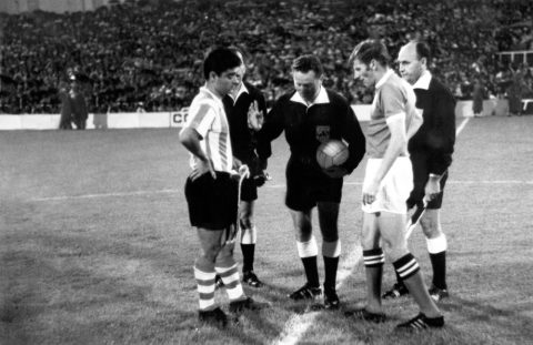 Man Utd - Athletic Club. 1969. Capitanes Etxeberria y Book.
