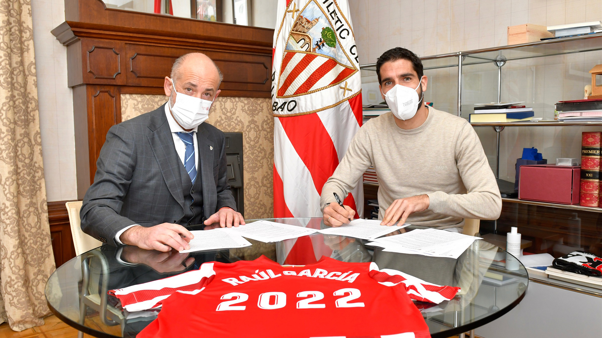 Raúl García renueva su contrato hasta 2022