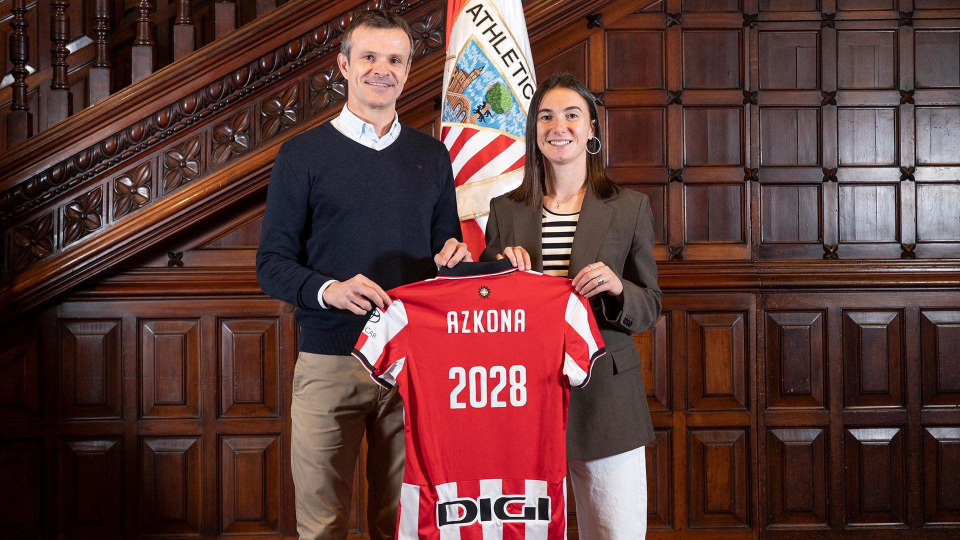 Ane Azkona posa con la camiseta del Athletic Club tras renovar su contrato hasta 2028